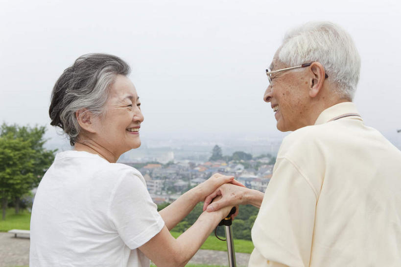 东方人,两个人,夫妻,高楼大厦,握手,笑,说,微笑,露齿笑,横图,室外,白天,爱情,度假,讨论,草地,草坪,美景,植物,城市风光,标志建筑,城市,大厦,地标,建筑,摩天大楼,叶子,亚洲,阴影,生气,光线,工具,影子,景观,建筑群,绿叶,浪漫,小草,黄种人,娱乐,建设,草,树,树干,树木,树枝,背面,绿色,天空,阳光,自然,天,享受,休闲,温暖,温馨,器械,嫩叶,景色,恩爱,放松,活力,恋人,朝气,生长,晴朗,成长,拐杖,生机,希望,手杖,和睦,医疗设备,枝叶,关爱,医疗器械,医疗工具,万里无云,辅助设备,交流,老年男性,老年女性,男人,男性,女人,女性,亚洲人,夫妇,情侣,叶,叶片,晴空,晴空万里,搀手,沟通,讲话,交谈,拉手,商讨,手搀手,手拉手,手牵手,手握手,说话,谈话,半身,彩图,大楼,高层建筑,高楼,摩天楼,伴侣,融洽