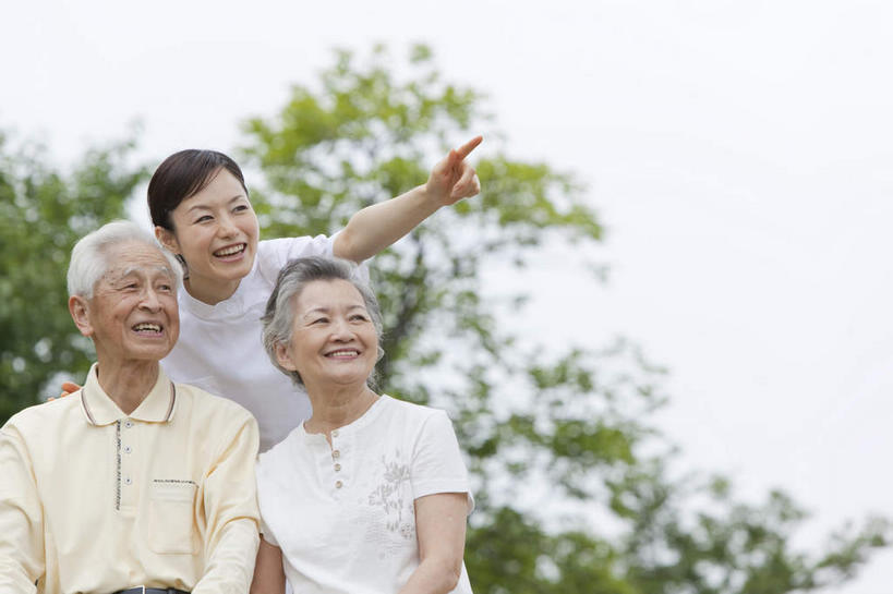 东方人,手,三个人,护士,站,坐,笑,说,微笑,露齿笑,横图,室外,特写,白天,正面,衬衫,讨论,植物,叶子,亚洲,仅一个年轻女性,覆盖,服装,朦胧,模糊,并排,环绕,围绕,绿叶,郊外,俯身,环抱,扭头,注视,黄种人,衣服,黄色,绿色,白色,自然,低头,看,站着,转头,温暖,温馨,手部,短袖,护士服,嫩叶,茂密,茂盛,生长,成长,单手,和睦,指向,白衣天使,关注,远看,遮盖,笼罩,郊野,笼盖,交流,老年男性,老年女性,男人,男性,年轻女性,女人,女性,亚洲人,手臂,叶,叶片,屈膝,沟通,讲话,交谈,商讨,说话,抬头,谈话,仰头,站立,坐着,半身,彩图,衬衣,融洽