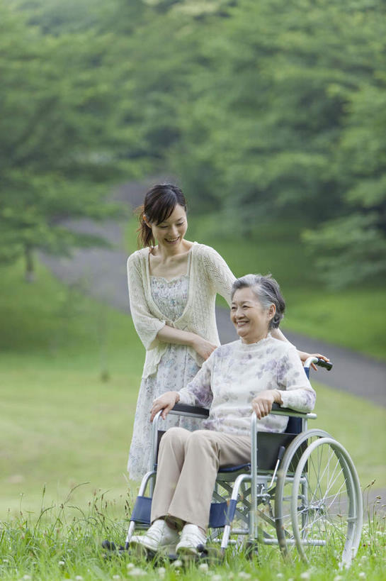 东方人,两个人,母亲,女儿,站,坐,推,笑,说,微笑,露齿笑,竖图,室外,白天,侧面,讨论,草地,草坪,植物,叶子,亚洲,阴影,远视,朦胧,模糊,光线,工具,影子,绿叶,小草,黄种人,草,树,树干,树木,树枝,绿色,天空,阳光,自然,轮椅,天,低头,扶,复健,站着,康复,母女,器械,嫩叶,母爱,生长,晴朗,成长,医疗设备,枝叶,扶着,远看,医疗器械,医疗工具,万里无云,辅助设备,交流,老年女性,年轻女性,女人,女性,亚洲人,叶,叶片,晴空,晴空万里,沟通,讲话,交谈,商讨,说话,谈话,站立,坐着,彩图,全身
