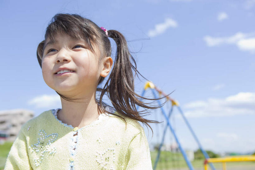 东方人,儿童,脸,头,脸颊,高楼大厦,站,笑,微笑,露齿笑,横图,室外,特写,白天,正面,纯洁,草地,草坪,植物,大厦,建筑,摩天大楼,金属制品,亚洲,朦胧,模糊,金属,云,云朵,云彩,注视,针织衫,黄种人,肩膀,草,一个,小孩,黄色,红色,蓝色,绿色,白云,蓝天,天空,自然,秋千,天,观察,看,站着,辫子,可爱,童年,童趣,生长,晴朗,单个,成长,观看,麻花辫,察看,关注,远看,童真,烂漫,无邪,秋千架,天真,女孩,女人,女性,亚洲人,孩子,头部,脸部,脸蛋,面部,晴空,站立,半身,彩图,大楼,高层建筑,高楼,摩天楼,女生