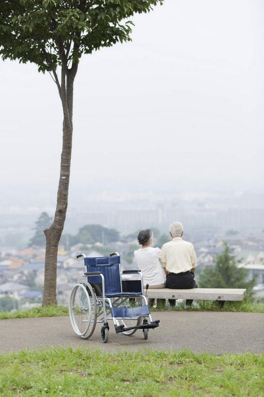 东方人,两个人,夫妻,高楼大厦,坐,握手,笑,说,微笑,露齿笑,竖图,室外,白天,爱情,度假,讨论,草地,草坪,美景,植物,城市风光,标志建筑,城市,大厦,道路,地标,建筑,路,摩天大楼,叶子,亚洲,阴影,远视,朦胧,模糊,并排,光线,板凳,工具,影子,长凳,凳子,景观,建筑群,小路,绿叶,交通,浪漫,小草,依偎,黄种人,娱乐,建设,草,树,树干,树木,树枝,背面,绿色,天空,阳光,自然,轮椅,天,复健,靠,靠着,倚靠,享受,休闲,康复,温暖,温馨,器械,嫩叶,景色,恩爱,放松,恋人,乡间小路,生长,晴朗,成长,和睦,医疗设备,枝叶,倚着,关爱,远看,医疗器械,医疗工具,万里无云,依附,依赖,投靠,辅助设备,伉俪,交流,老年男性,老年女性,男人,男性,女人,女性,亚洲人,情侣,叶,叶片,晴空,晴空万里,搀手,沟通,讲话,交谈,拉手,商讨,手搀手,手拉手,手牵手,手握手,说话,谈话,坐着,彩图,全身,大楼,高层建筑,高楼,摩天楼,伴侣,融洽