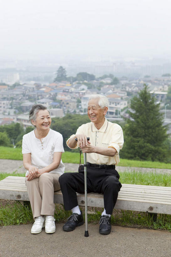 东方人,两个人,夫妻,高楼大厦,坐,说,竖图,室外,白天,正面,爱情,度假,讨论,草地,草坪,美景,植物,城市风光,标志建筑,城市,大厦,地标,建筑,摩天大楼,叶子,亚洲,握,阴影,朦胧,模糊,并排,光线,工具,影子,景观,建筑群,绿叶,浪漫,小草,黄种人,娱乐,建设,相视,草,树,树干,树木,树枝,绿色,天空,阳光,自然,天,复健,享受,休闲,康复,面对面,器械,嫩叶,景色,恩爱,放松,握着,恋人,生长,晴朗,成长,拐杖,对视,手杖,医疗设备,枝叶,医疗器械,相对,医疗工具,万里无云,相看,辅助设备,交流,老年男性,老年女性,男人,男性,女人,女性,亚洲人,夫妇,情侣,叶,叶片,晴空,晴空万里,沟通,讲话,交谈,商讨,说话,谈话,坐着,彩图,全身,大楼,高层建筑,高楼,摩天楼,伴侣