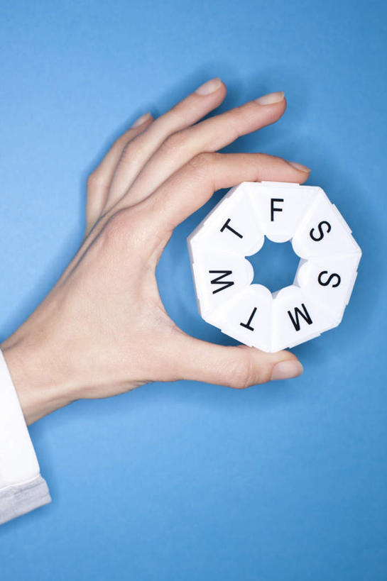 西方人,手,一个人,医生,站,竖图,室内,特写,白天,正面,欧洲,欧洲人,仅一个年轻女性,仅一个女性,仅一个人,握,蓝色背景,英文,标志,文字,字符,塑料,字母,拿,拿着,标识,药盒,盒子,容器,塑料制品,站着,医护人员,医疗人员,手部,握着,一盒,摄影,影棚,储藏,英文字母,单手,白大褂,储存,年轻女性,女人,女性,白种人,大夫,站立,半身,彩图,影棚拍摄,拍摄,贮存