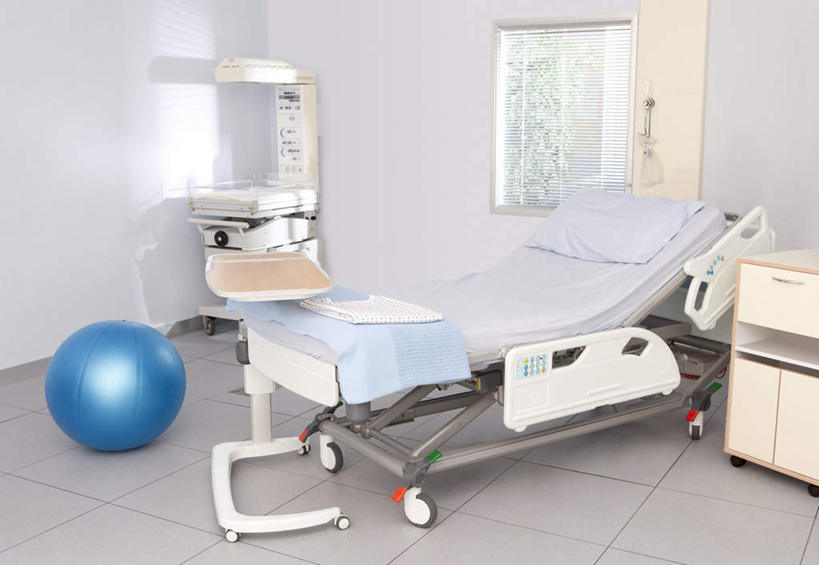 无人,医院,横图,室内,白天,正面,植物,床,阴影,光线,影子,墙,床单,被子,墙壁,墙面,树,树木,一个,蓝色,绿色,自然,病床,健身球,生长,单个,成长,瑜伽球,被单,医疗机构,彩图,病院,诊所