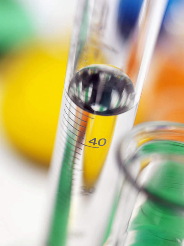 无人,竖图,俯视,室内,特写,白天,实验,仪器,水,静物,杯子,朦胧,模糊,研究,透明,分析,科学,化学,测试,试管,试剂,液体,实验室,水滴,研究室,量杯,玻璃制品,两个,玻璃瓶,瓶子,器皿,科研,化验,检验,计量,研究所,玻璃仪器,试验耗材,实验用品,化验室,检验室,玻璃杯,彩图,高角度拍摄