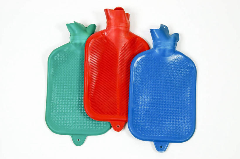 无人,横图,俯视,室内,特写,白天,白色背景,静物,一排,整齐,排列,三个,红色,蓝色,绿色,温暖,橡胶,摄影,影棚,保暖,御寒,热水袋,队列,橡胶制品,彩图,高角度拍摄,影棚拍摄,拍摄