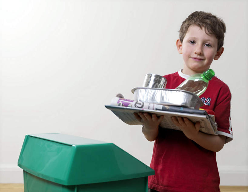 儿童,一个人,站,捧,笑,微笑,露齿笑,横图,室内,特写,白天,白色背景,正面,纯洁,报纸,金属制品,仅一个男性,仅一个人,一堆,许多,堆叠,堆积,环保,信息,金属,英文,标志,罐子,文字,字符,字母,垃圾桶,注视,标识,一个,小孩,瓶子,容器,塑料制品,观察,看,站着,仅一个小孩,塑料瓶,可爱,童年,童趣,摄影,影棚,能源,单个,观看,储藏,堆,英文字母,垃圾箱,新闻,回收,资源,察看,储存,关注,医疗器械,利用,童真,低碳,烂漫,无邪,循环,肾形盘,持续,天真,男孩,男人,男性,孩子,端,端着,捧着,手捧,站立,半身,彩图,影棚拍摄,拍摄,贮存,报刊,男生