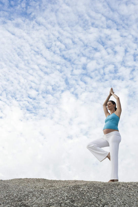 西方人,孕妇,手,腿部,腿,一个人,站,举,竖图,室外,白天,仰视,运动服,锻炼,瑜伽,运动,山,欧洲,欧洲人,双手,仅一个年轻女性,仅一个女性,仅一个人,直立,阴影,裤子,弯曲,光线,影子,山峰,山峦,衣服,蓝色,白色,蓝天,天空,阳光,天,托,站着,一件,怀孕,手部,晴朗,单腿,待产,合掌,万里无云,妊娠,准妈妈,体育,年轻女性,女人,女性,白种人,手臂,产妇,晴空,晴空万里,举起,举手,举着,向上举,向上伸,向上托,站立,彩图,低角度拍摄,全身,健身