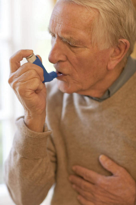 西方人,脸,头,脸颊,手,胸,一个人,站,闭眼,摸,竖图,室内,特写,白天,正面,毛衣,窗户,窗帘,玻璃,欧洲,欧洲人,仅一个男性,仅一个人,抚摸,握,朦胧,模糊,透明,拿,拿着,玻璃窗,玻璃制品,衣服,黄色,靠,靠着,倚靠,站着,张嘴,仅一个老年男性,一件,手部,握着,单手,接收,倚着,吮吸,吸取,张大嘴巴,哮喘吸入器,依附,依赖,吸收,老年男性,男人,男性,白种人,头部,胸部,脸部,脸蛋,面部,张开嘴,闭眼睛,闭着眼,闭着眼睛,触摸,接触,站立,半身,彩图,绒衣,套衫,套头毛衣,线衣