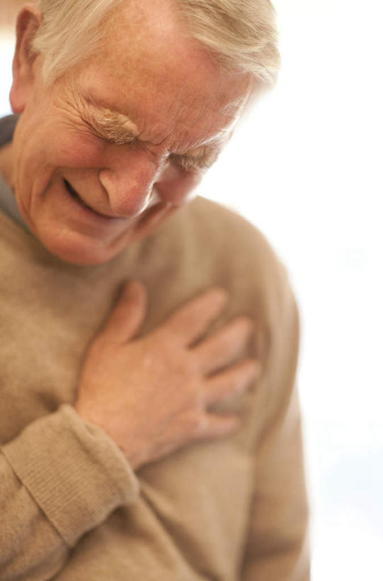 西方人,手,一个人,闭眼,摸,竖图,室内,特写,白天,白色背景,正面,毛衣,欧洲,欧洲人,仅一个男性,仅一个人,抚摸,朦胧,模糊,灰色,低头,仅一个老年男性,一件,难受,手部,忧伤,单手,难过,痛苦,惆怅,难熬,老年男性,男人,男性,白种人,闭眼睛,闭着眼,闭着眼睛,触摸,接触,半身,彩图,绒衣,套衫,套头毛衣,线衣