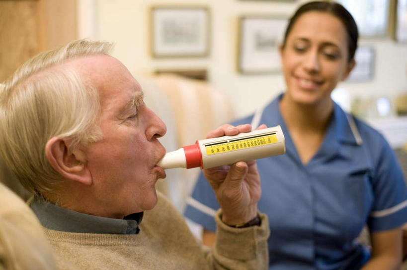 西方人,脸,头,脸颊,两个人,病人,护士,坐,笑,微笑,露齿笑,横图,照片,室内,特写,白天,正面,毛衣,相框,欧洲,欧洲人,一排,握,朦胧,模糊,整齐,墙,拿,拿着,扭头,注视,上衣,墙壁,墙面,排列,衣服,黄色,红色,蓝色,白色,灰色,瓶子,塑料制品,观察,看,转头,一件,塑料瓶,握着,摄影,观看,接收,察看,一瓶,白衣天使,队列,关注,吸取,吸收,老年男性,男人,男性,年轻女性,女人,女性,白种人,头部,脸部,脸蛋,面部,患者,就医者,相片,坐着,半身,彩图,绒衣,套衫,套头毛衣,线衣,拍摄,照相