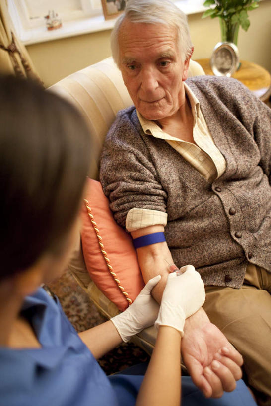 西方人,两个人,病人,护士,坐,笑,微笑,露齿笑,竖图,室内,白天,正面,工作服,制服,沙发,卧室,欧洲,欧洲人,阴影,时间,光线,时钟,手表,影子,计时,注视,阳光,钟表,观察,看,表,观看,腕表,察看,诊断,白衣天使,关注,工作制服,搭脉,老年男性,男人,男性,年轻女性,女人,女性,白种人,患者,就医者,钟,坐着,半身,彩图,工作套服,睡房,卧房,皮沙发