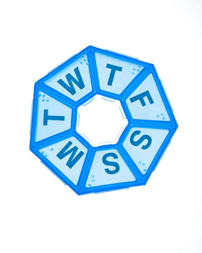 无人,竖图,俯视,室内,特写,白天,白色背景,静物,英文,标志,文字,字符,塑料,字母,标识,药盒,盒子,蓝色,容器,塑料制品,一盒,摄影,影棚,储藏,英文字母,储存,彩图,高角度拍摄,影棚拍摄,拍摄,贮存