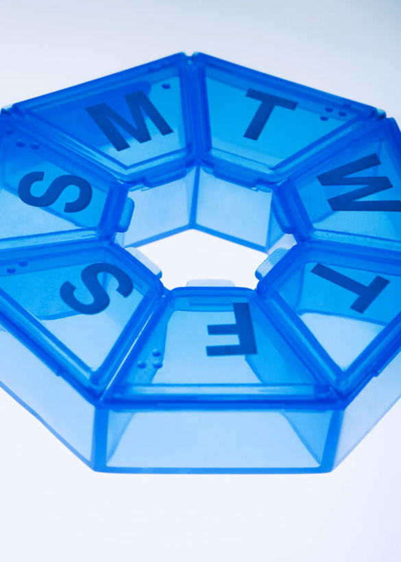 无人,竖图,俯视,室内,特写,白天,白色背景,静物,英文,标志,文字,字符,塑料,字母,标识,药盒,盒子,蓝色,容器,塑料制品,一盒,摄影,影棚,储藏,英文字母,储存,彩图,高角度拍摄,影棚拍摄,拍摄,贮存