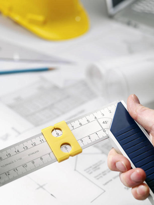 西方人,手,一个人,竖图,俯视,室内,特写,白天,桌面,桌子,静物,帽子,欧洲,欧洲人,仅一个男性,仅一个人,握,灰色背景,测量,笔,头盔,图纸,刻度,办公用品,设计图,拿,拿着,文具,仅一个年轻男性,一个,安全帽,尺,铅笔,学习用品,手部,握着,摄影,影棚,单个,测量工具,单手,文具用品,尺子,工程图,直角,草图,蓝图,直角尺,量具,量仪,木工工具,钳工工具,曲尺,男人,男性,年轻男性,白种人,设计,半身,彩图,高角度拍摄,影棚拍摄,拍摄