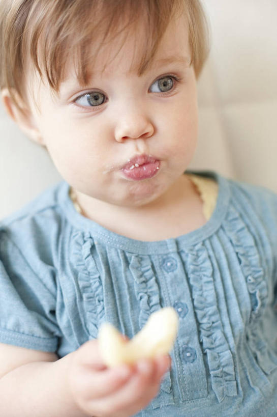 西方人,婴儿,儿童,嘴,一个人,客厅,坐,吃,竖图,室内,白天,正面,纯洁,沙发,欧洲,欧洲人,仅一个人,握,服装,食品,营养,拿,拿着,注视,休闲装,食物,小孩,衣服,嘟嘴,观察,看,休闲,休闲服,撅嘴,可爱,握着,服饰,活泼,观看,察看,起居室,关注,宝宝,布艺沙发,纯真,烂漫,无邪,养分,客堂,伶俐,天真,白种人,孩子,嘴巴,嘴唇,嚼,食,坐着,半身,彩图,婴儿食物