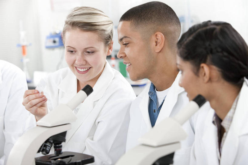 西方人,三个人,伙伴,朋友,坐,笑,微笑,露齿笑,横图,室内,白天,正面,友谊,仪器,欧洲,欧洲人,握,服装,检查,朦胧,模糊,反射,分析,科学,显微镜,实验室,研究室,拿,拿着,扭头,注视,衣服,白色,观察,看,转头,同学,清晰,探索,握着,服饰,放大,观看,仔细,透镜,察看,样本,凸透镜,聚焦,衣着,白大褂,校友,穿着,关注,试验室,实验服,光学,清楚,同窗,学友,衣饰,友情,男人,男性,年轻男性,年轻女性,女人,女性,白种人,坐着,半身,彩图,实验衣