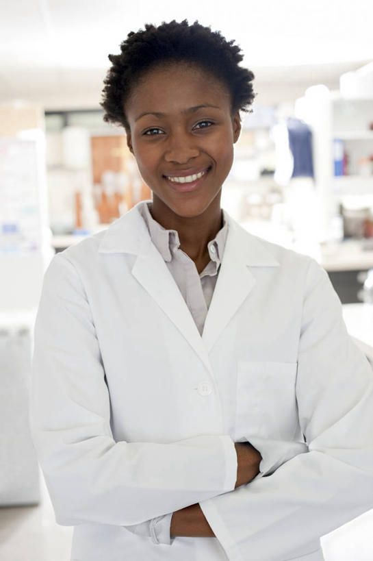 西方人,一个人,科学家,站,笑,双手交叉,微笑,露齿笑,竖图,室内,白天,正面,柜子,欧洲,非洲,黑人,欧洲人,仅一个年轻女性,仅一个女性,仅一个人,服装,朦胧,模糊,墙,实验室,研究室,扭头,注视,墙壁,墙面,衣服,白色,橱柜,观察,看,站着,转头,服饰,观看,察看,双手抱胸,衣着,科研人员,白大褂,穿着,关注,研究者,试验室,实验服,实验器材,科学研究者,衣饰,年轻女性,女人,女性,非洲人,科学工作者,站立,半身,彩图,实验衣