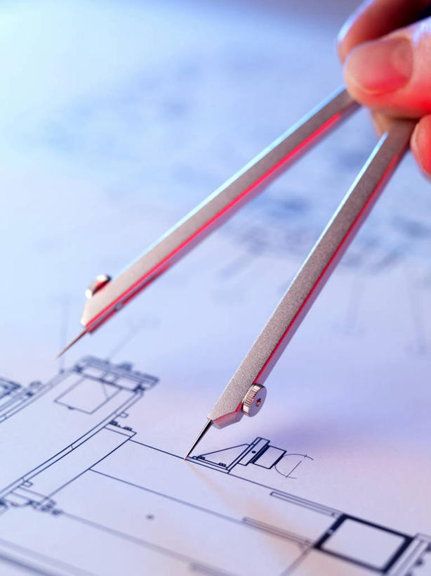 西方人,手,一个人,竖图,俯视,室内,特写,白天,欧洲,欧洲人,仅一个男性,仅一个人,握,朦胧,模糊,测量,工具,图纸,刻度,设计图,拿,拿着,仅一个年轻男性,一个,尺,圆规,手部,握着,角度,单个,测量工具,单手,尺子,衡量,绘图,工程图,草图,蓝图,比例,测绘,量具,量仪,标度,画图工具,男人,男性,年轻男性,白种人,设计,半身,彩图,高角度拍摄,两脚规