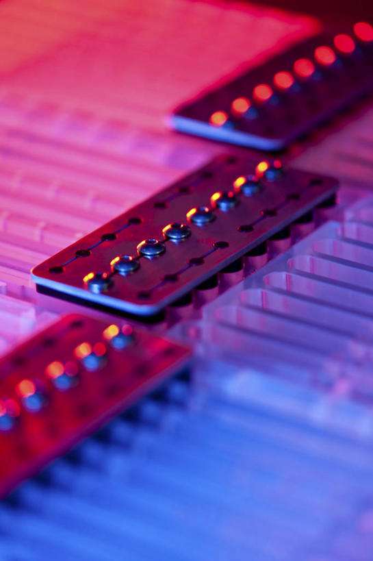 无人,竖图,俯视,室内,特写,白天,机器,静物,金属制品,一排,朦胧,模糊,整齐,科学,医学,纹路,金属,圆形,钉子,图形,纹理,圆,几何,排列,机械,五金,医疗,科学技术,样本,紧固,队列,数学,肌理,牢固,彩图,高角度拍摄,几何图形,平面图形,DNA测序仪,基因分析仪,基因组测序机,基因组测序仪,稳固