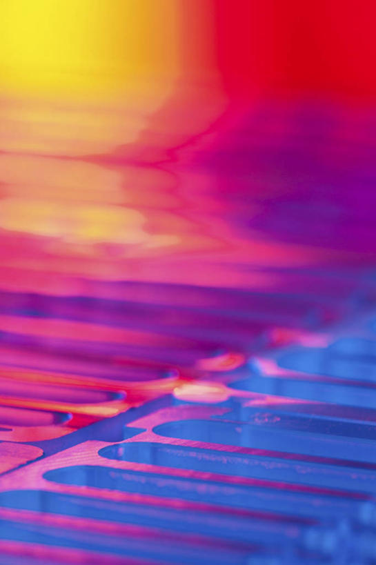 无人,竖图,俯视,室内,特写,白天,兴奋,热情,机器,静物,一排,许多,阴影,朦胧,模糊,整齐,光线,科学,医学,纹路,方格,格子,纹理,影子,灯光,很多,开放,排列,红色,健康,温暖,机械,奔放,活力,积极,激情,朝气,暖色,吉祥,医疗,科学技术,生命,队列,饱满,肌理,革命,热烈,赤色,充实,斗志,喜气,主动,彩图,高角度拍摄,欢乐,DNA测序仪,基因分析仪,基因组测序机,基因组测序仪