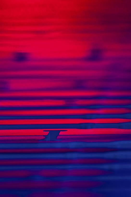 无人,竖图,俯视,室内,特写,白天,兴奋,热情,机器,静物,一排,阴影,朦胧,模糊,整齐,光线,科学,医学,纹路,方格,格子,纹理,影子,灯光,开放,排列,红色,健康,温暖,机械,奔放,活力,积极,激情,朝气,暖色,吉祥,医疗,科学技术,样本,生命,队列,饱满,肌理,革命,热烈,赤色,充实,斗志,喜气,主动,彩图,高角度拍摄,欢乐,DNA测序仪,基因分析仪,基因组测序机,基因组测序仪