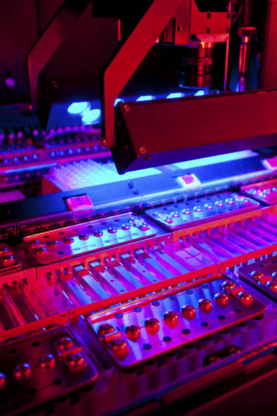 无人,竖图,俯视,室内,特写,白天,机器,静物,金属制品,一排,许多,朦胧,梦幻,模糊,整齐,发光,光束,科学,医学,纹路,金属,圆形,方格,格子,试剂,图形,纹理,圆,光亮,很多,几何,排列,蓝色,机械,医疗,科学技术,样本,未来,队列,数学,发亮,憧憬,肌理,彩图,高角度拍摄,几何图形,平面图形,DNA测序仪,基因分析仪,基因组测序机,基因组测序仪