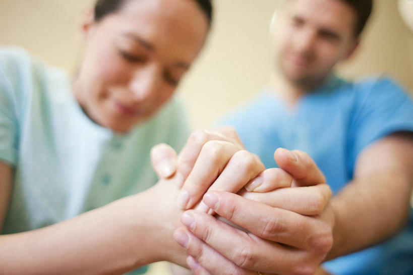 西方人,孕妇,两个人,护士,医院,坐,闭眼,握手,横图,室内,白天,正面,工作服,制服,欧洲,欧洲人,阴影,服装,朦胧,模糊,反射,影子,衣服,蓝色,绿色,疼痛,怀孕,服饰,悲伤,分娩,白衣天使,待产,衣着,穿着,痛苦,医疗机构,病号服,妊娠,准妈妈,疾苦,苦楚,工作制服,衣饰,临盆,临蓐,男人,男性,年轻男性,年轻女性,女人,女性,白种人,产妇,闭眼睛,闭着眼,闭着眼睛,搀手,拉手,手搀手,手拉手,手牵手,手握手,坐着,半身,彩图,工作套服,病院,诊所,病患服