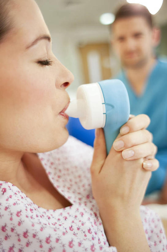 西方人,孕妇,脸,头,脸颊,手,两个人,护士,医院,闭眼,竖图,室内,特写,白天,正面,工作服,制服,安全,欧洲,欧洲人,握,阴影,服装,朦胧,模糊,光线,药剂,影子,灯光,防护,拿,拿着,注视,衣服,蓝色,药品,观察,看,疼痛,怀孕,手部,治疗,握着,吸,服饰,观看,保护,悲伤,药物,察看,医疗,分娩,白衣天使,待产,衣着,穿着,关注,痛苦,保险,预防,医疗机构,病号服,妊娠,准妈妈,疾苦,苦楚,工作制服,衣饰,临盆,临蓐,平安,男人,男性,年轻男性,年轻女性,女人,女性,白种人,头部,脸部,脸蛋,面部,产妇,闭眼睛,闭着眼,闭着眼睛,半身,彩图,工作套服,病院,诊所,病患服,镇痛药