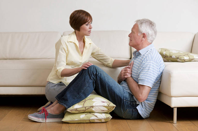 西方人,两个人,家庭,夫妻,客厅,坐,闭眼,摸,横图,室内,白天,侧面,爱情,地板,靠垫,沙发,欧洲,欧洲人,抚摸,阴影,服装,反射,影子,墙,靠枕,地面,浪漫,注视,休闲装,木地板,墙壁,墙面,衣服,白色,垫子,枕头,观察,看,休闲,疼痛,温暖,温馨,一家人,休闲服,恩爱,恋人,服饰,观看,悲伤,和睦,察看,疾病,起居室,关注,痛苦,布艺沙发,疾苦,苦楚,心血管病,心血管疾病,心脏病,循环系统疾病,客堂,老年男性,男人,男性,女人,女性,中年女性,白种人,夫妇,情侣,闭眼睛,闭着眼,闭着眼睛,触摸,接触,坐着,彩图,全身,伴侣,融洽