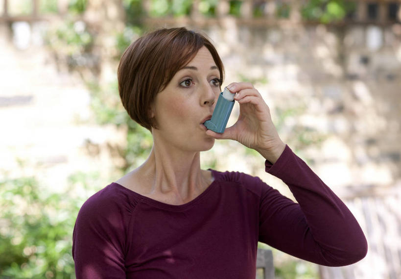 西方人,一个人,栏杆,站,横图,室外,白天,正面,植物,欧洲,欧洲人,仅一个女性,仅一个人,握,阴影,服装,朦胧,模糊,光线,影子,栅栏,篱笆,围栏,拿,拿着,注视,休闲装,护栏,树,树木,衣服,绿色,阳光,自然,观察,看,站着,仅一个中年女性,休闲,休闲服,握着,吸,服饰,生长,成长,观看,察看,医疗设备,疾病,关注,医疗器械,哮喘病,支气管哮喘,呼吸道疾病,哮踹,雾化吸入器,吸入器,女人,女性,中年女性,白种人,站立,半身,彩图