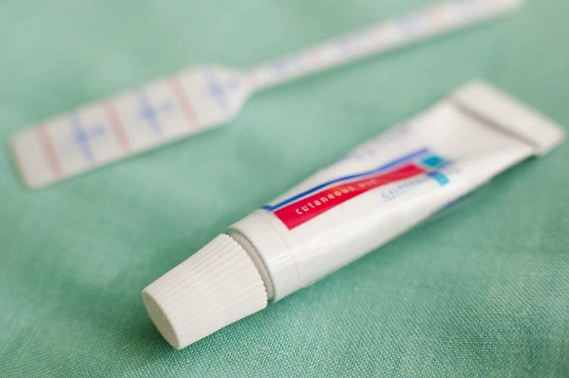 无人,横图,俯视,室内,特写,白天,安全,静物,绿色背景,阴影,朦胧,模糊,反射,药剂,影子,防护,药膏,一个,刷子,药品,治疗,摄影,影棚,单个,保护,药物,医疗,保险,预防,平安,彩图,高角度拍摄,影棚拍摄,拍摄