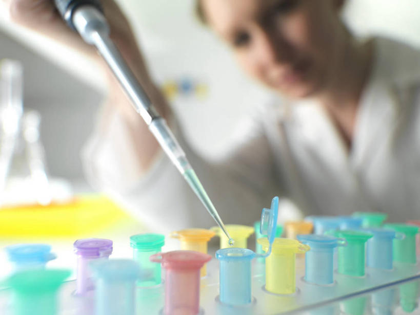 西方人,一个人,科学家,坐,横图,室内,白天,正面,实验,仪器,欧洲,欧洲人,仅一个年轻女性,仅一个女性,仅一个人,握,服装,朦胧,模糊,研究,透明,分析,化学,测试,滴管,墙,实验室,研究室,注视,墙壁,墙面,玻璃制品,衣服,白色,观察,看,器皿,握着,服饰,观看,察看,衣着,科研人员,白大褂,穿着,关注,研究者,计量,试验室,实验服,科学研究者,玻璃仪器,试验耗材,实验用品,吸液管,移液管,衣饰,年轻女性,女人,女性,白种人,科学工作者,坐着,半身,彩图,实验衣,实验台,EP管,离心管,微量离心管