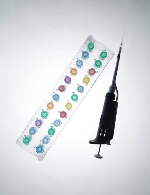 无人,竖图,俯视,彩色,室内,特写,白天,实验,仪器,静物,一排,阴影,灰色背景,研究,整齐,并列,并排,透明,反射,分析,化学,测试,滴管,影子,架子,玻璃制品,排列,器皿,摄影,影棚,五颜六色,色彩斑斓,队列,五彩缤纷,平行,计量,玻璃仪器,试验耗材,实验用品,吸液管,五彩斑斓,移液管,五光十色,彩图,高角度拍摄,影棚拍摄,拍摄,EP管,离心管,微量离心管