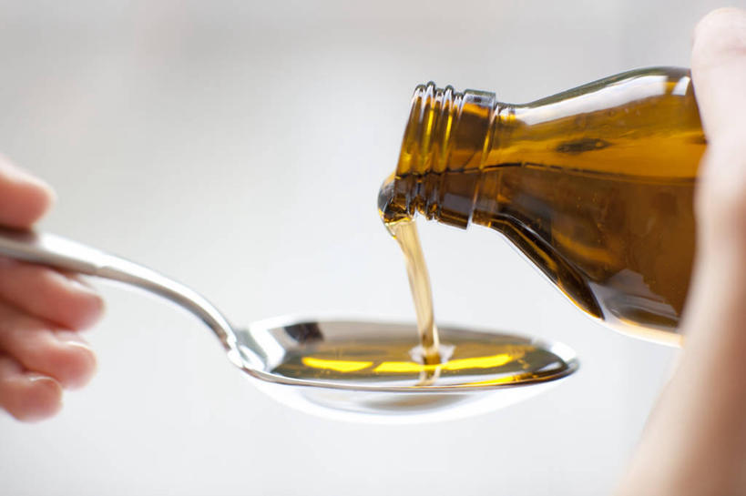 西方人,手,一个人,横图,室内,特写,白天,白色背景,正面,安全,欧洲,欧洲人,仅一个女性,仅一个人,握,朦胧,模糊,药剂,勺子,防护,拿,拿着,黄色,瓶子,塑料制品,药品,调羹,汤匙,仅一个中年女性,手部,塑料瓶,治疗,握着,摄影,影棚,保护,单手,药物,医疗,保险,预防,平安,女人,女性,中年女性,白种人,半身,彩图,影棚拍摄,拍摄,咳嗽糖浆,咳嗽药