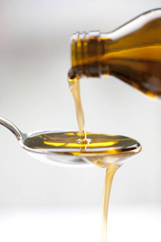 无人,竖图,室内,特写,白天,正面,安全,静物,金属制品,一把,阴影,灰色背景,反射,金属,药剂,影子,勺子,防护,一个,黄色,瓶子,塑料制品,药品,调羹,汤匙,塑料瓶,治疗,摄影,影棚,单个,保护,药物,医疗,保险,预防,平安,彩图,影棚拍摄,拍摄,咳嗽糖浆,咳嗽药