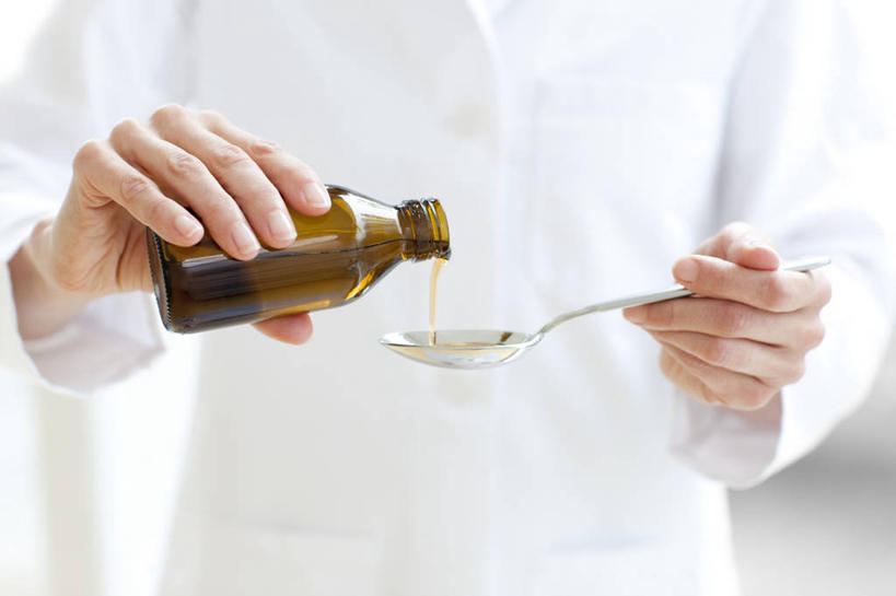 西方人,一个人,医生,站,横图,室内,白天,正面,工作服,制服,安全,金属制品,欧洲,欧洲人,仅一个女性,仅一个人,一把,握,阴影,朦胧,模糊,反射,金属,药剂,影子,勺子,防护,拿,拿着,一个,黄色,瓶子,塑料制品,药品,调羹,汤匙,站着,仅一个中年女性,医护人员,医疗人员,塑料瓶,治疗,握着,单个,保护,药物,医疗,保险,预防,工作制服,平安,女人,女性,中年女性,白种人,大夫,站立,半身,彩图,工作套服,咳嗽糖浆,咳嗽药