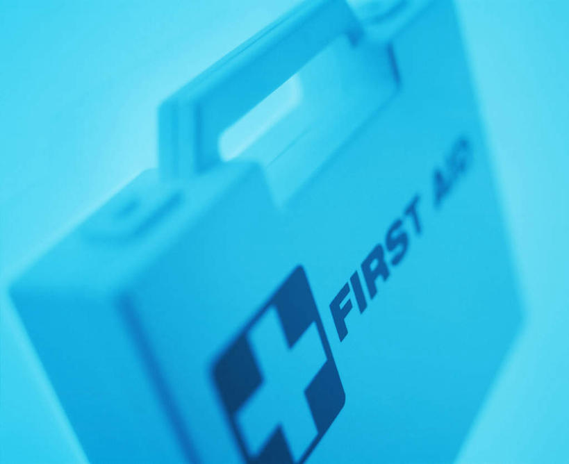 无人,横图,俯视,室内,特写,白天,安全,指示牌,静物,许多,蓝色背景,英文,标志,文字,字符,字母,标识,一个,蓝色,箱子,保险箱,摄影,影棚,单个,英文字母,保护,十字,急救箱,保险,私密,彩图,高角度拍摄,影棚拍摄,拍摄