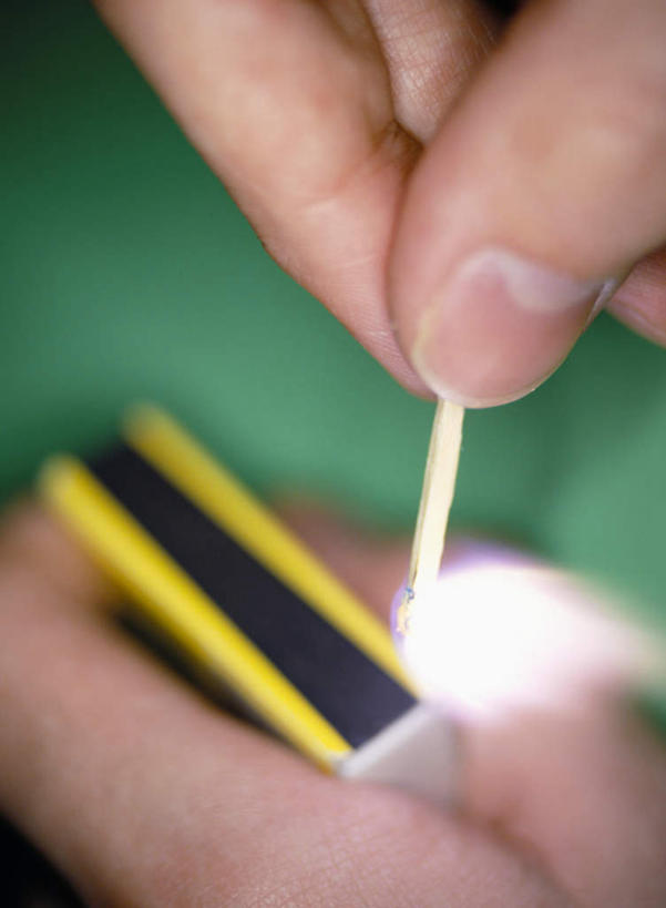 东方人,手,指甲,一个人,竖图,俯视,室内,特写,白天,热情,火,亚洲,仅一个人,一根,握,朦胧,模糊,火柴,火焰,光亮,燃烧,拿,拿着,黄种人,手部,握着,洋火,火柴梗,取火工具,光明,光洁,亚洲人,手指甲,半身,彩图,高角度拍摄