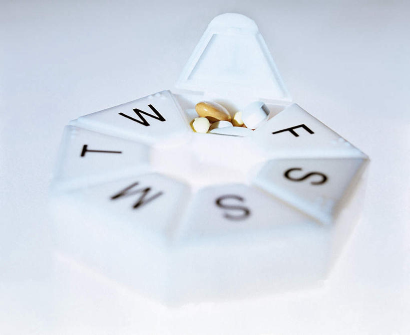 无人,横图,俯视,室内,特写,白天,白色背景,安全,静物,一堆,许多,堆叠,堆积,英文,标志,文字,药剂,药丸,字符,字母,防护,很多,标识,药盒,药片,白色,容器,药品,治疗,摄影,影棚,储藏,堆,英文字母,保护,药物,多边形,医疗,储存,保险,预防,口径,平安,彩图,高角度拍摄,影棚拍摄,拍摄,贮存