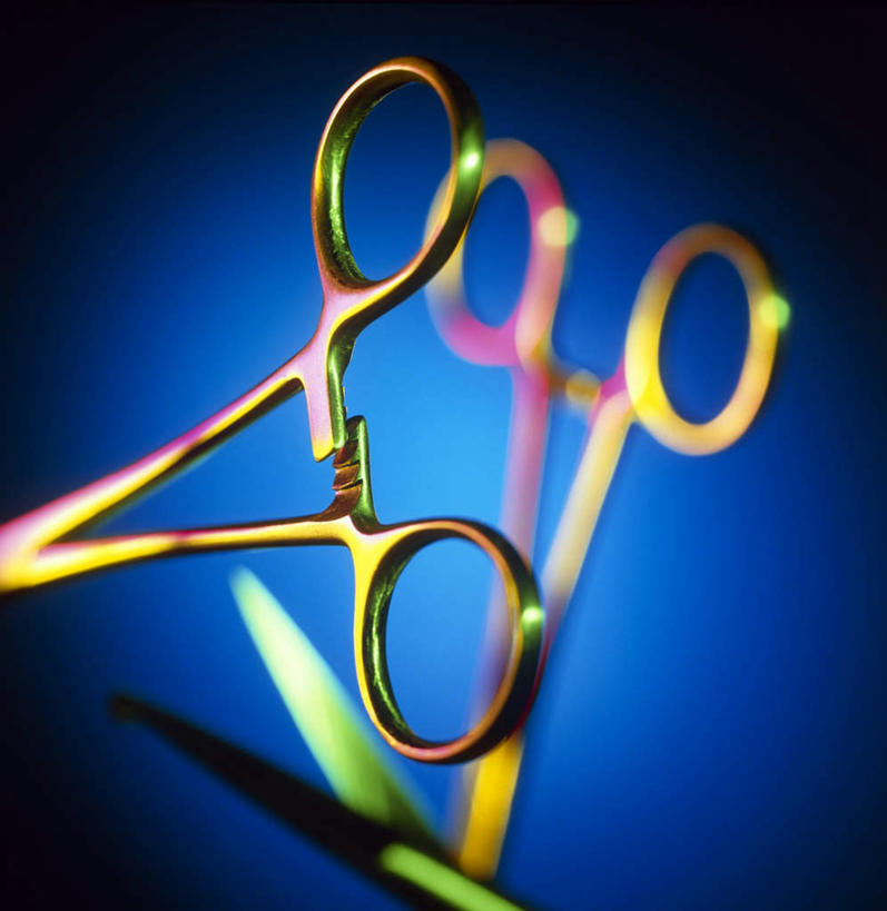 无人,竖图,俯视,室内,特写,白天,静物,金属制品,修剪,蓝色背景,金属,工具,剪刀,两把,摄影,影棚,裁剪,剪子,剪裁,切割,手术剪刀,手术剪,彩图,高角度拍摄,影棚拍摄,拍摄