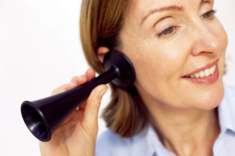 西方人,脸,头,脸颊,一个人,医生,笑,微笑,露齿笑,横图,室内,特写,白天,白色背景,正面,制服,欧洲,欧洲人,仅一个年轻女性,仅一个女性,仅一个人,握,阴影,服装,光线,影子,灯光,拿,拿着,扭头,听诊器,转头,医护人员,医疗人员,护士服,握着,摄影,服饰,影棚,医疗设备,白大褂,医疗器械,医疗工具,检测工具,年轻女性,女人,女性,白种人,头部,脸部,脸蛋,面部,大夫,半身,彩图,影棚拍摄,拍摄