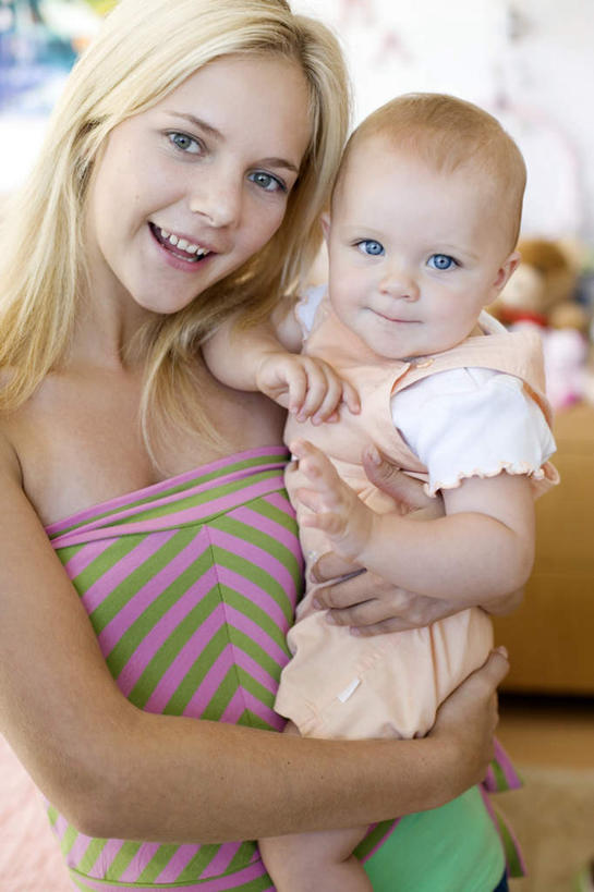 西方人,婴儿,儿童,脸,头,脸颊,两个人,家庭,母亲,抱,笑,微笑,露齿笑,竖图,室内,白天,正面,婴儿服装,纯洁,地板,欧洲,欧洲人,阴影,服装,朦胧,模糊,光线,影子,地面,注视,休闲装,木地板,小孩,衣服,观察,看,休闲,温暖,温馨,一家人,休闲服,可爱,母爱,童年,童趣,服饰,活泼,抱着,观看,挠,和睦,察看,搂着,关注,宝宝,童真,纯真,烂漫,无邪,母婴,伶俐,天真,年轻女性,女人,女性,白种人,孩子,年轻人,头部,脸部,脸蛋,面部,搂,搂抱,半身,彩图,婴儿服,融洽