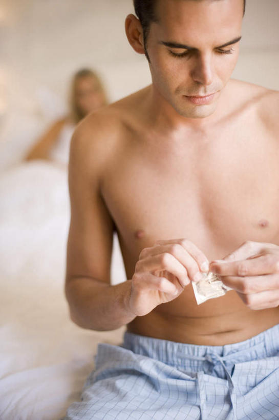 西方人,两个人,夫妻,坐,躺,竖图,俯视,室内,白天,爱情,安全,计划,欧洲,欧洲人,握,阴影,朦胧,模糊,光线,影子,浪漫,拿,拿着,注视,裸露,低头,观察,看,恩爱,握着,恋人,观看,撕,避孕套,控制,察看,避孕,安全套,关注,裸,保险,预防,保险套,计划生育,可靠,少生,晚婚,晚育,优生,卧着,男人,男性,年轻男性,年轻女性,女人,女性,白种人,夫妇,情侣,躺着,卧,坐着,半身,彩图,高角度拍摄,伴侣