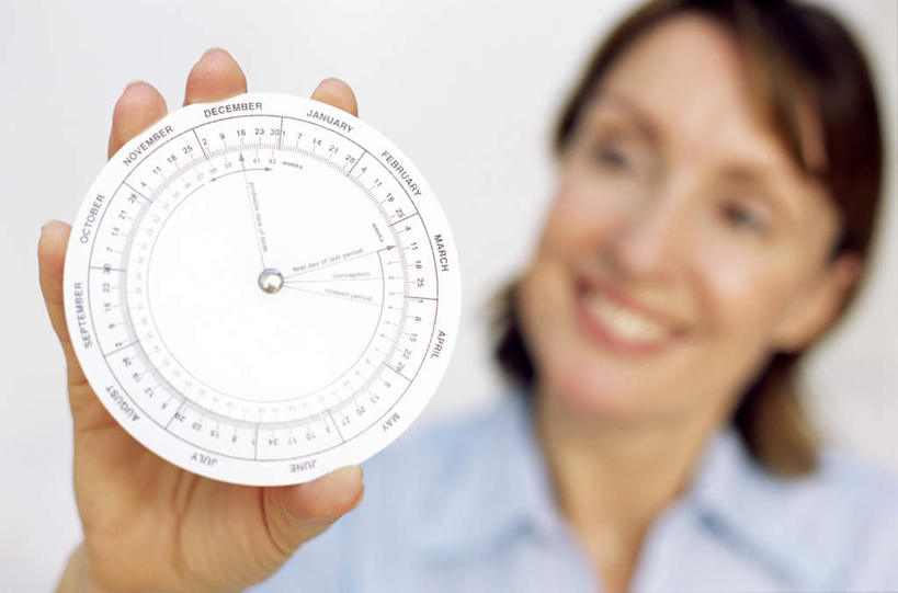 西方人,一个人,医生,站,笑,微笑,露齿笑,横图,室内,特写,白天,正面,制服,仪器,欧洲,欧洲人,仅一个年轻女性,仅一个女性,仅一个人,握,阴影,服装,朦胧,模糊,光线,影子,生活,拿,拿着,扭头,注视,观察,看,站着,转头,医护人员,医疗人员,健康,护士服,握着,服饰,观看,察看,衡量,体重,白大褂,关注,计量,衡器,健康秤,年轻女性,女人,女性,白种人,大夫,秤,体重秤,站立,半身,彩图