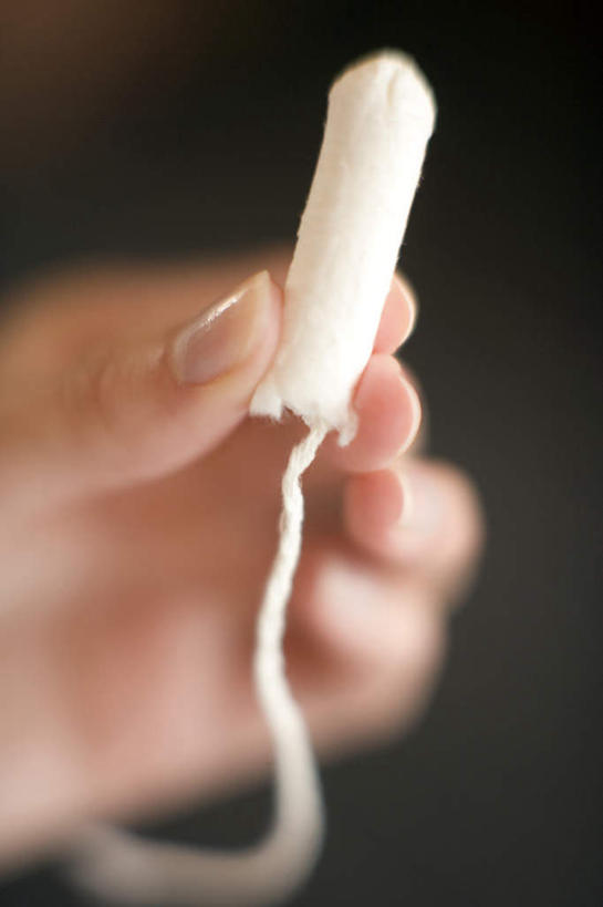 西方人,手,一个人,竖图,室内,特写,白天,正面,欧洲,欧洲人,仅一个年轻女性,仅一个女性,仅一个人,握,朦胧,模糊,生活,拿,拿着,一个,日用品,手部,握着,保健,单个,单手,卫生巾,卫生棉,棉条,女性用品,卫生棉条,卫生栓,卫生用品,年轻女性,女人,女性,白种人,半身,彩图