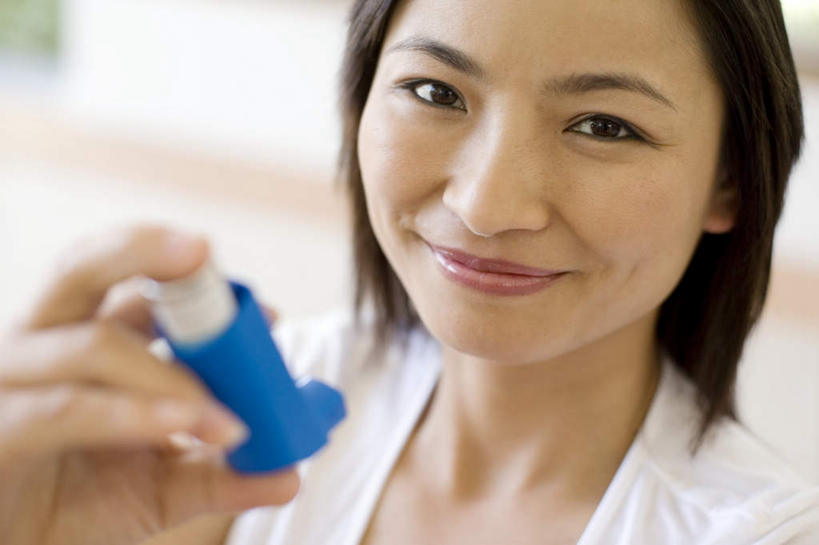 东方人,一个人,笑,微笑,横图,俯视,室内,白天,亚洲,仅一个年轻女性,仅一个女性,仅一个人,握,阴影,服装,光线,器材,影子,拿,拿着,注视,休闲装,黄种人,衣服,看,休闲,休闲服,器械,握着,服饰,关注,医疗器械,医疗器材,年轻女性,女人,女性,亚洲人,抬头,仰头,半身,彩图,高角度拍摄