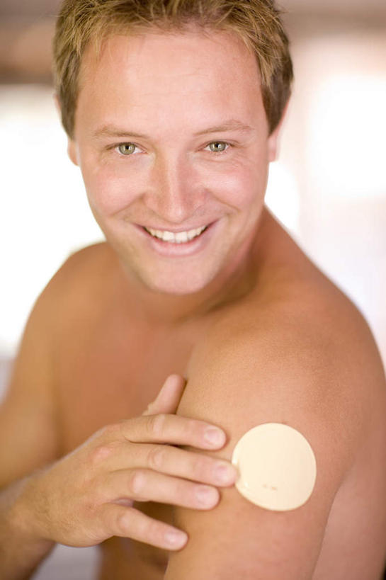 西方人,一个人,坐,笑,微笑,露齿笑,竖图,俯视,室内,白天,欧洲,欧洲人,仅一个男性,仅一个人,注视,裸露,仅一个年轻男性,观察,看,观看,察看,关注,裸,男人,男性,年轻男性,白种人,坐着,半身,彩图,高角度拍摄,尼古丁贴片