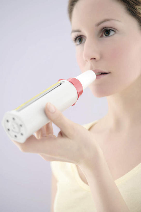 西方人,一个人,举,竖图,室内,白天,正面,欧洲,欧洲人,仅一个年轻女性,仅一个女性,仅一个人,握,灰色背景,器材,拿,拿着,注视,观察,看,托,器械,握着,摄影,影棚,观看,察看,关注,医疗器械,医疗器材,年轻女性,女人,女性,白种人,举起,举手,举着,向上举,向上伸,向上托,半身,彩图,影棚拍摄,拍摄