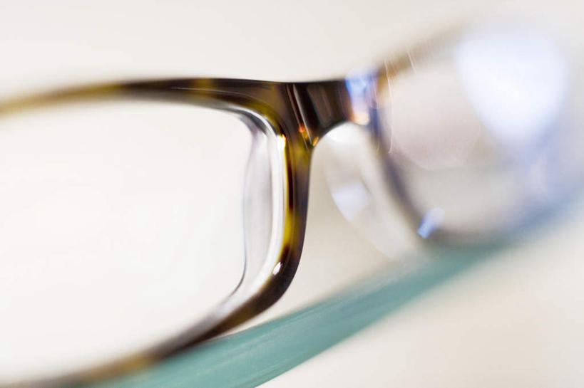 无人,横图,室内,特写,白天,正面,神秘,静物,一副,朦胧,模糊,眼镜,黑色,严肃,庄重,近视眼镜,含蓄,沉静,中间色,彩图,眼镜架